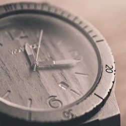 uno de los relojes de madera