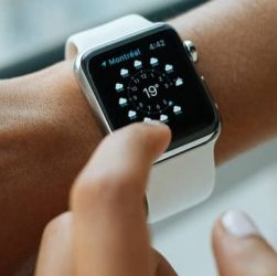 uno de los relojes táctiles
